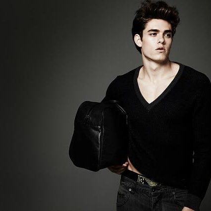 Homme troublé par une femme