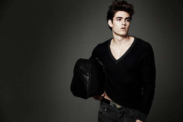 Homme troublé par une femme